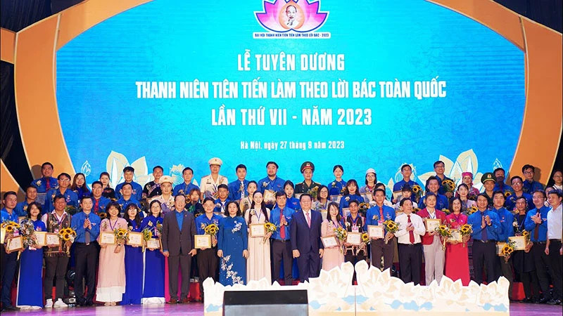 Leaders of the Party, State, ministries, branches, and organisations awarded the title of "Advanced Youth Following Uncle Ho's Teachings" to outstanding youths at the 7th national congress in 2023. 