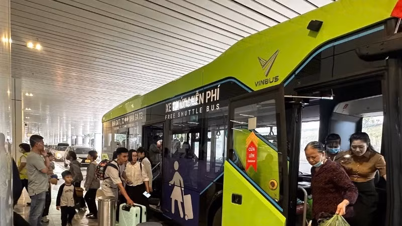 Passengers can use free shuttle buses connecting Terminal T1 and Terminal T2. 