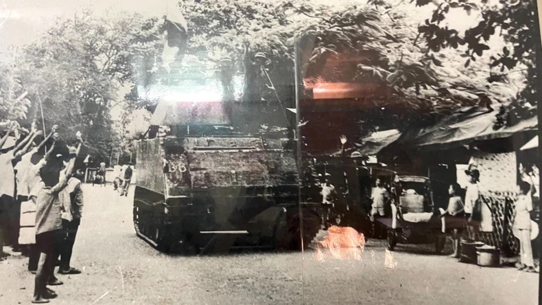 Our army and the people in Binh Thuan excitedly took to the streets to celebrate the liberation of the homeland on April 19, 1975. (Documentary photo of the Military Command of Binh Thuan Province)