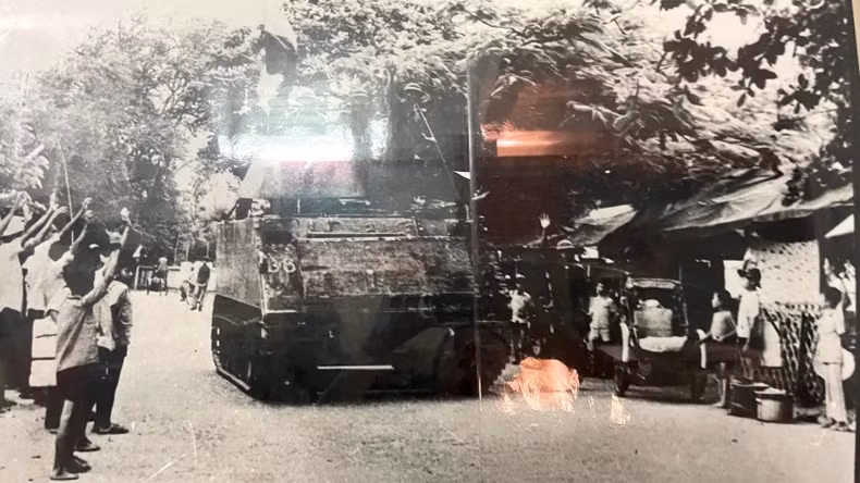 Our army and the people in Binh Thuan excitedly took to the streets to celebrate the liberation of the homeland on April 19, 1975. (Documentary photo of the Military Command of Binh Thuan Province)