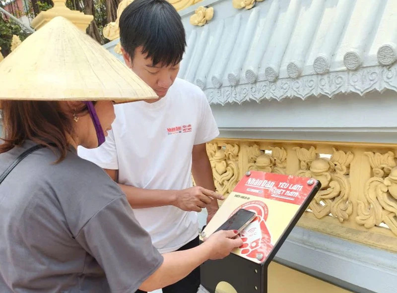 Tourists interact with the "Love Vietnam So Much" project at Lanh Giang Temple.