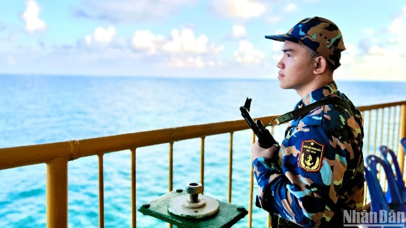 Young soldier Nguyen Van Giau on duty at DK1/10 Platform. (Photo: NDO)