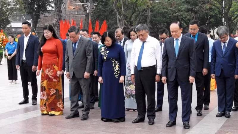 Hanoi City leaders respectfully commemorate V.I. Lenin.