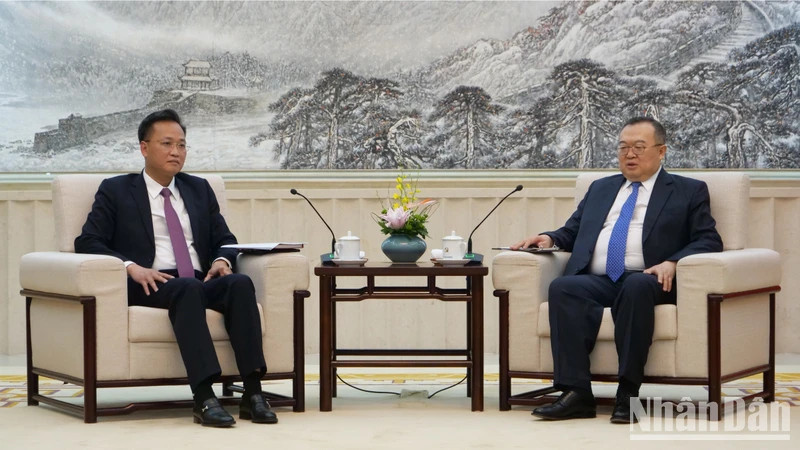 Mr Nguyen Huu Nghia and Mr Liu Jian Chao at the meeting.