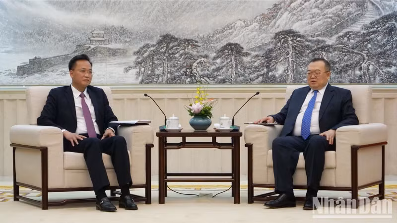 Mr Nguyen Huu Nghia and Mr Liu Jian Chao at the meeting.