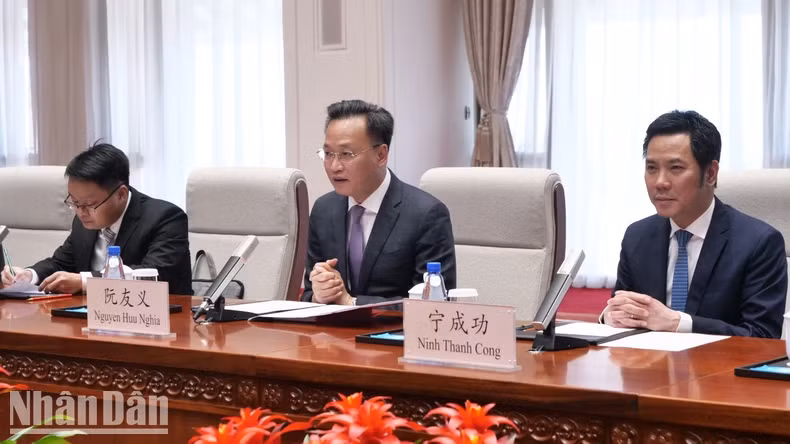 Mr Nguyen Huu Nghia (middle) and Minister of the Vietnamese Embassy in China Ninh Thanh Cong (right) at the meeting. Mr Nguyen Huu Nghia (middle) and Minister of the Vietnamese Embassy in China Ninh Thanh Cong (right) at the meeting.