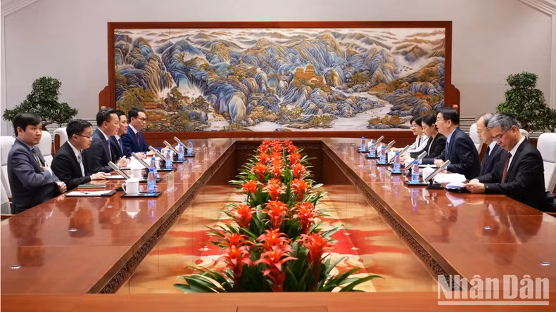 Overview of the working session between the Hung Yen provincial delegation and the Beijing Municipal Party Committee. Overview of the working session between the Hung Yen provincial delegation and the Beijing Municipal Party Committee.