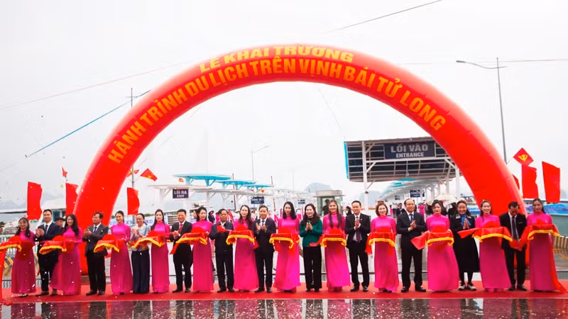 Delegates cut the ribbon to launch new tours in Bai Tu Long Bay.
