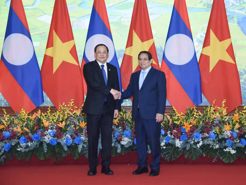 Prime Minister Pham Minh Chinh and Prime Minister of the Lao People's Democratic Republic Sonexay Siphandone.