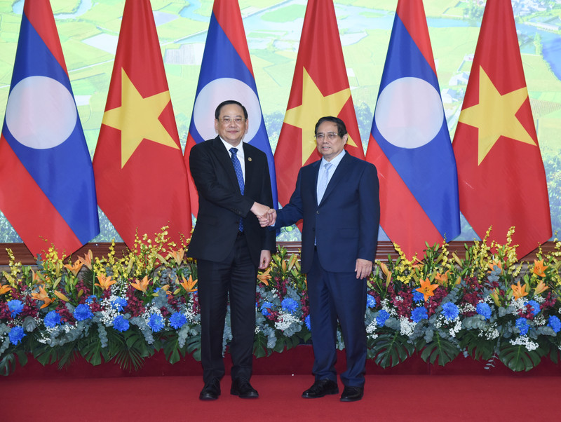 Prime Minister Pham Minh Chinh and Prime Minister of the Lao People's Democratic Republic Sonexay Siphandone.