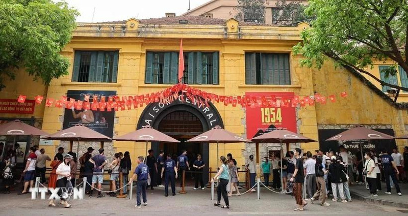Hoa Lo prison relic site draws throngs of visitors. (Photo: VNA)
