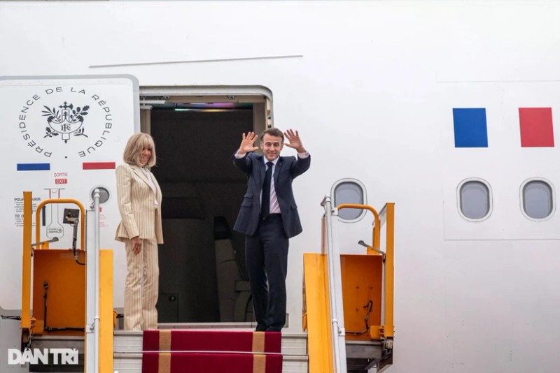 French President Emmanuel Macron and his spouse bid farewell to Viet Nam before their aircraft departs from Noi Bai International Airport on May 27 afternoon. (Photo: dantri.com.vn)