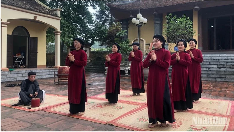 Xoan singing artists perform at Thet Communal House in Kim Duc Commune, Viet Tri City, Phu Tho Province. (Photo: NDO)