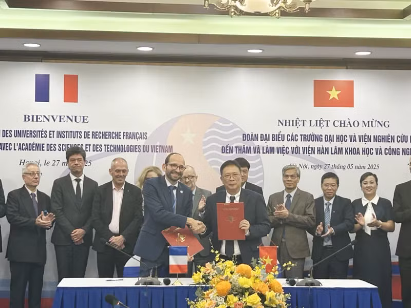 President of the Viet Nam Academy of Science and Technology and President of the French National Centre for Scientific Research (CNRS) sign the 2025–2028 Action Plan. (Photo: VNA)