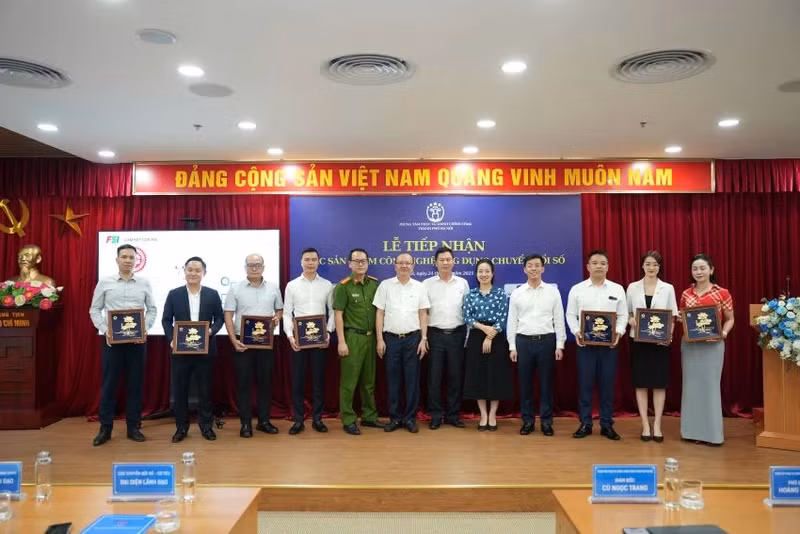 Businesses, organisations, and individuals present digital transformation technology products to the Public Administration Service Centre. (Photo: NDO)