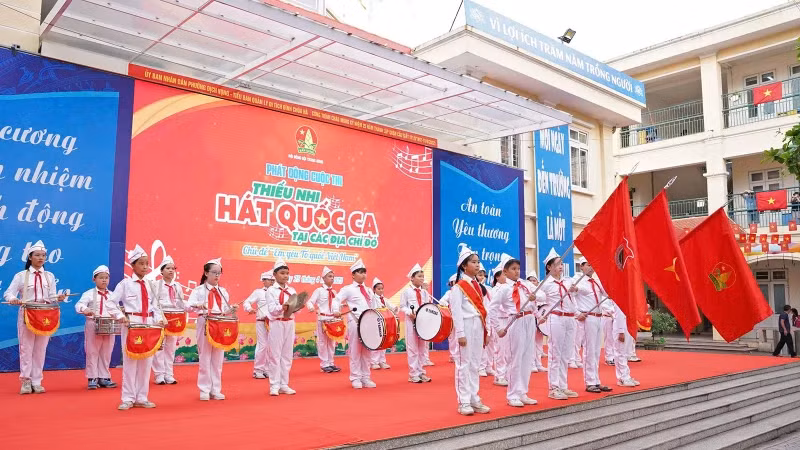 Children in the capital sing the National Anthem in response to the contest at the launch ceremony.