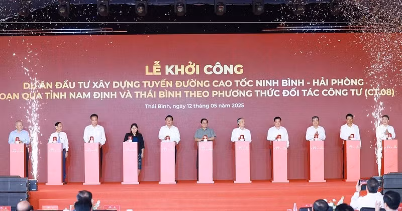 Prime Minister Pham Minh Chinh (centre) and other delegates attend the groundbreaking ceremony for the Ninh Binh–Hai Phong Expressway Project’s section passing through Nam Dinh and Thai Binh provinces. (Photo: VNA)