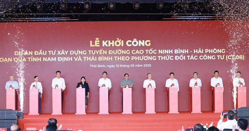 Prime Minister Pham Minh Chinh (centre) and other delegates attend the groundbreaking ceremony for the Ninh Binh–Hai Phong Expressway Project’s section passing through Nam Dinh and Thai Binh provinces. (Photo: VNA)
