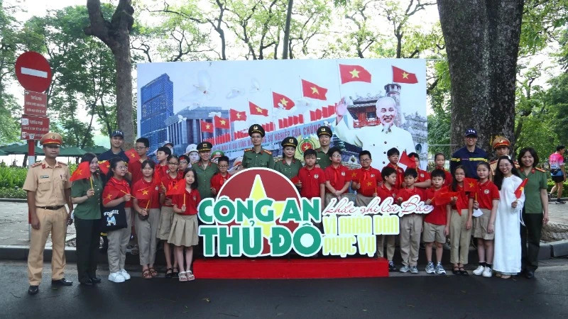 The mobile exhibition attracts a large number of students and people to participate