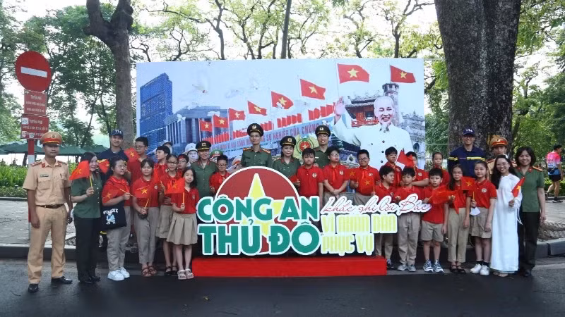 The mobile exhibition attracts a large number of students and people to participate