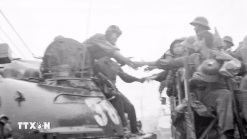 The infantry and tanks of the Liberation Army entering to liberate Da Nang (March 29, 1975) (Photo: VNA)
