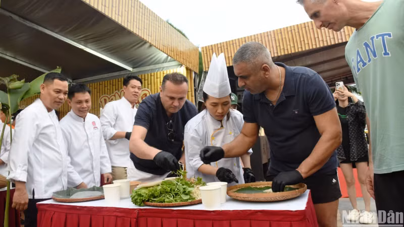 International visitors experience to make spring rolls at the festival. (Photo: NDO)