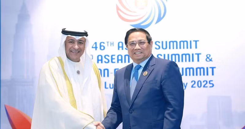 PM Pham Minh Chinh (R) and GCC Secretary-General Jasem Mohamed Al-Budaiwi (Photo: VNA)