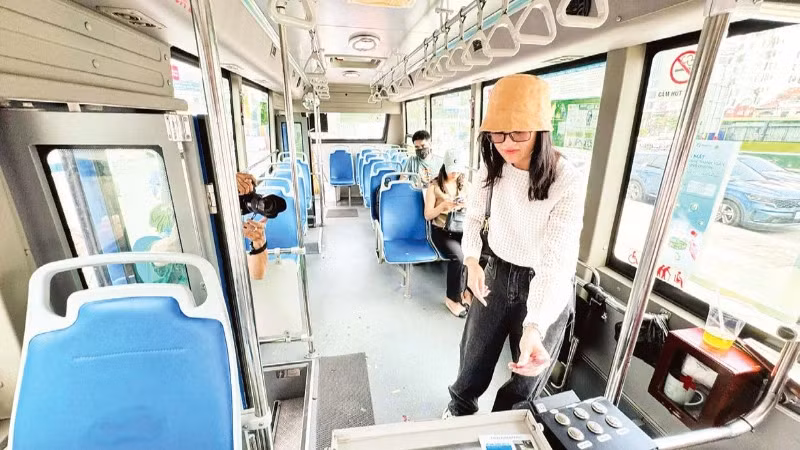 Integrating payment cards for public transport vehicles is becoming a trend in smart urban traffic management. (Photo: nhandan.vn)