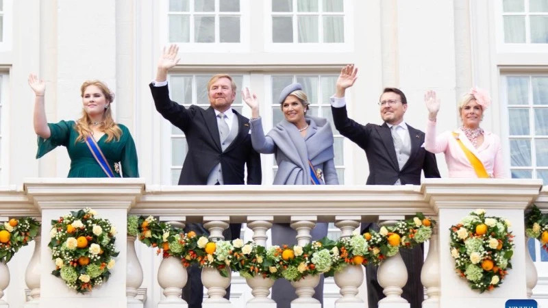 Princess of the Netherlands Amalia, King Willem-Alexander, Queen Maxima, Prince Constantijn, and Princess Laurentien (from left to right) wave to the public from the balcony of the Noordeinde Palace in The Hague, the Netherlands, on 20 September 2022. (Photo: Xinhua)