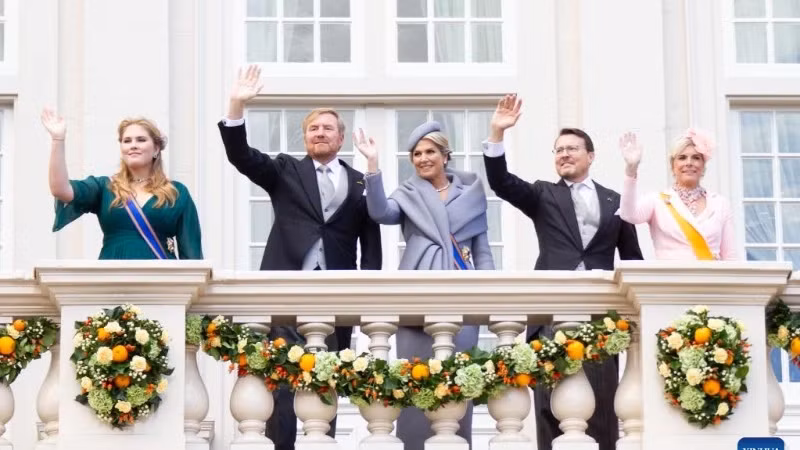 Princess of the Netherlands Amalia, King Willem-Alexander, Queen Maxima, Prince Constantijn, and Princess Laurentien (from left to right) wave to the public from the balcony of the Noordeinde Palace in The Hague, the Netherlands, on 20 September 2022. (Photo: Xinhua)