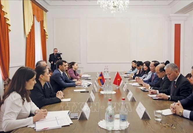 At the meeting between Vice Chairman of the Vietnamese National Assembly Tran Quang Phuong and Deputy Speaker of the Armenian National Assembly Hakob Arshakyan in Yerevan, the capital city of Armenia, on April 4. (Photo: VNA)