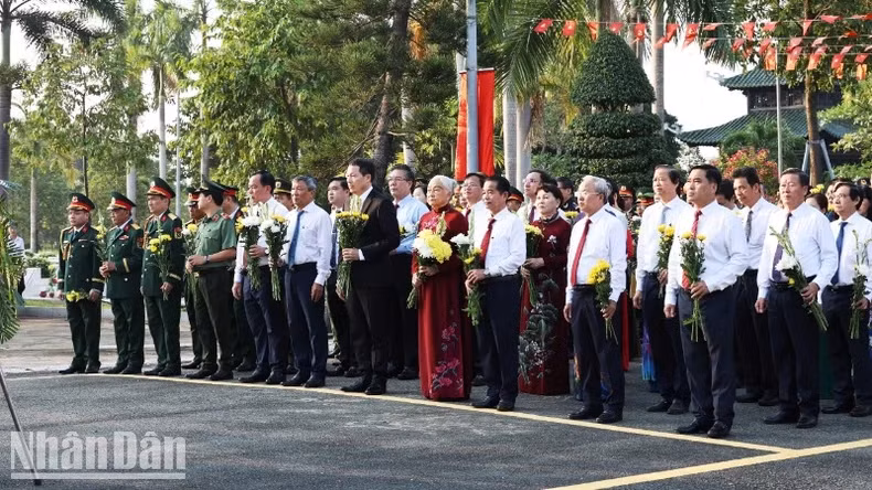 Delegates offered incense at the Dong Nai Provincial Martyrs' Cemetery. (Photo: NDO)