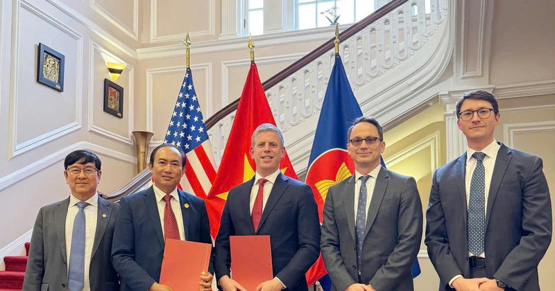 Vietjet Executive Vice President To Viet Thang (second from left) and AV AirFinance CEO Stephen Murphy sign a cooperation agreement worth a total of 300 million USD to boost fleet growth. (Photo: VNA)