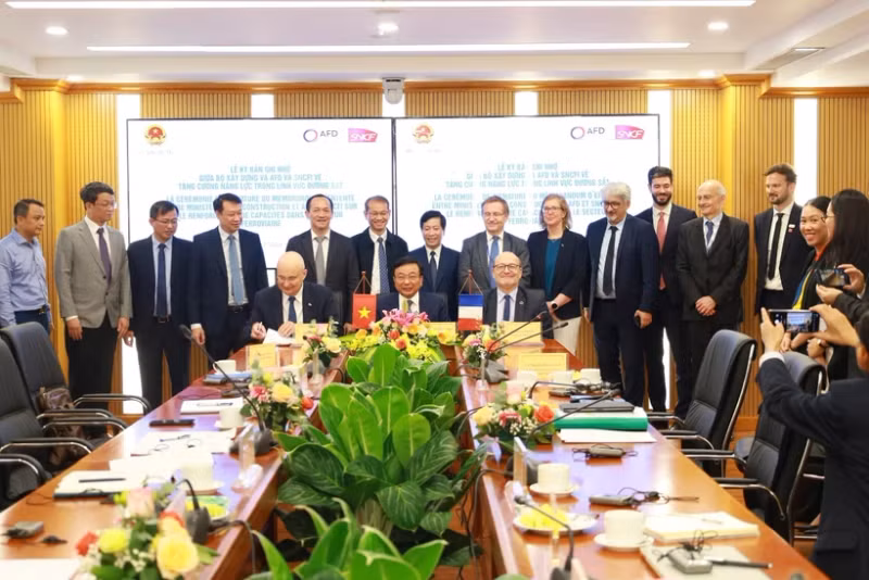 Delegates at the working session in Hanoi on May 27 (Photo: VNA)