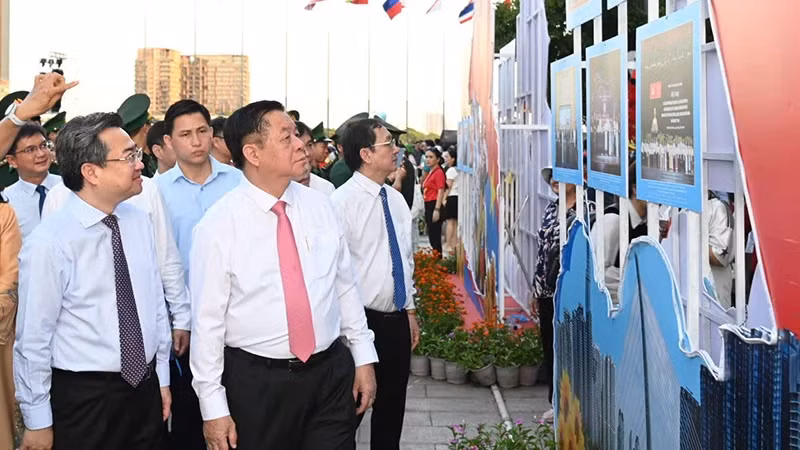 Delegates visited the exhibition. (Photo: NDO)