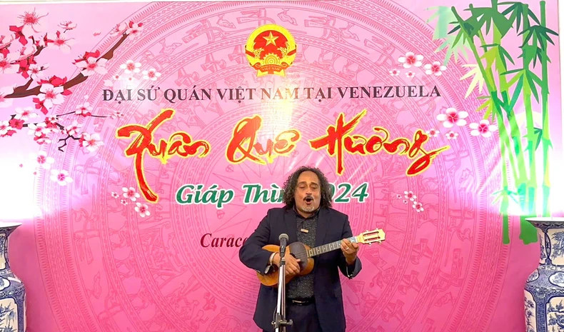 Alí Alejandro Primera, Deputy Minister of Culture of Venezuela, performed at the "Homeland Spring" programme in 2024. (Photo: Vietnamese Embassy in Venezuela)