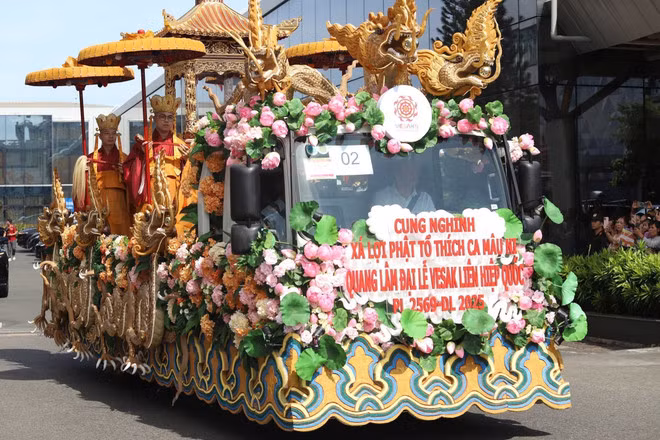 The relics are transported to the Vietnam Buddhist Academy in Ho Chi Minh City. (Photo: VNA)