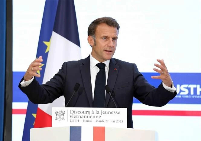 French President Emmanuel Macron talks to Vietnamese students and young intellectuals at the University of Science and Technology of Hanoi (USTH) on May 27. (Photo: VNA)
