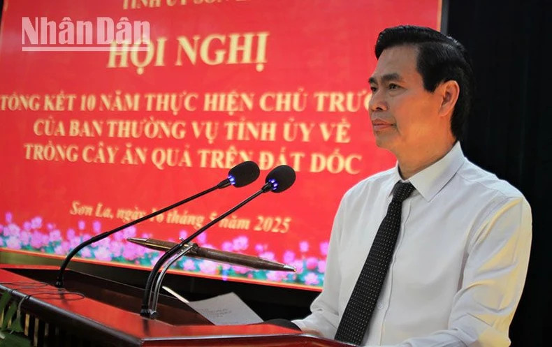 Hoang Quoc Khanh, Secretary of the Son La Provincial Party Committee, speaks at the conference on summarising 10 years of implementing the fruit tree cultivation policy on sloping land. (Photo: NDO)