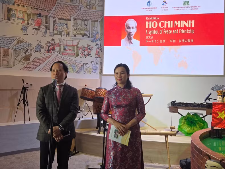 Tran Nhat Hoang delivered the speech at the opening ceremony of the exhibition “President Ho Chi Minh – Symbol of Peace and Friendship” (Photo: nhandan.vn)