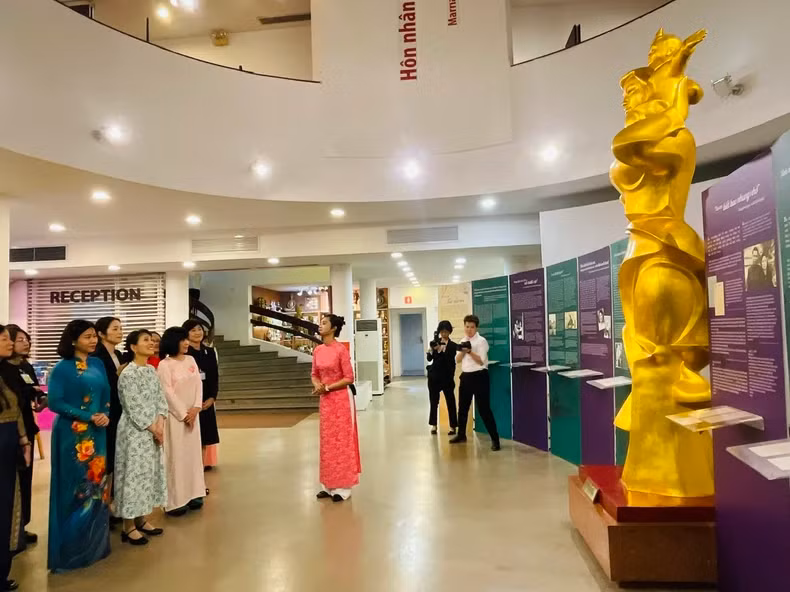 Mrs. Ishiba Yoshiko learned about the history, culture, and daily life of Vietnamese women through different periods.