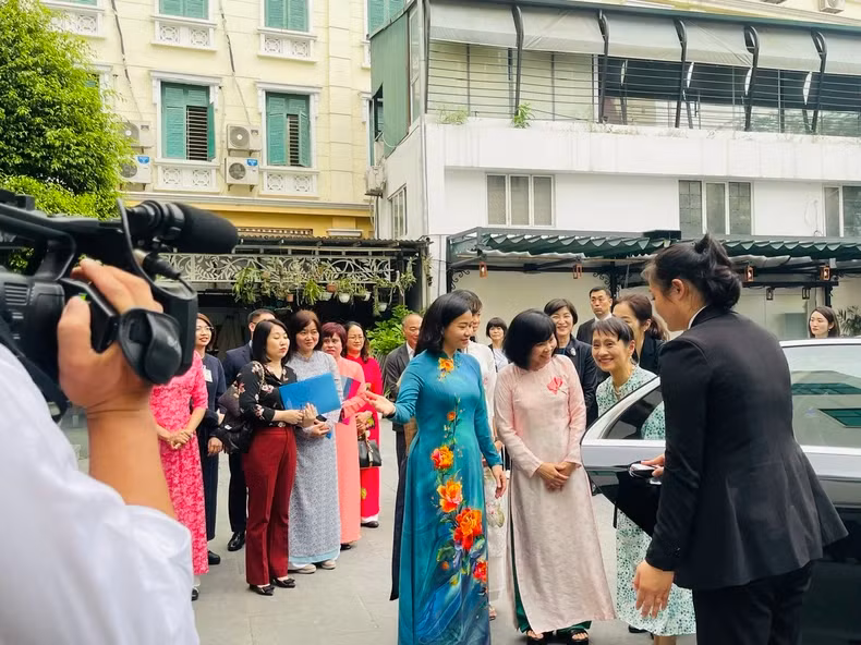 Mrs. Ishiba Yoshiko’s visit to the Vietnamese Women's Museum took place within the framework of the official visit to Vietnam by Prime Minister Ishiba Shigeru and his spouse from April 27 to 29.