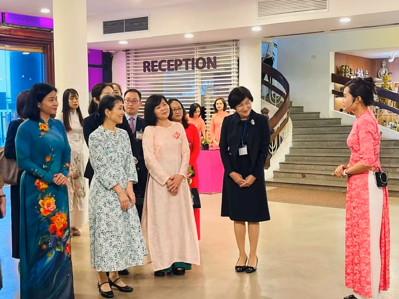 During the visit, Mrs. Ishiba Yoshiko and the Japanese delegation were introduced to the history and development of the Vietnamese Women's Museum.