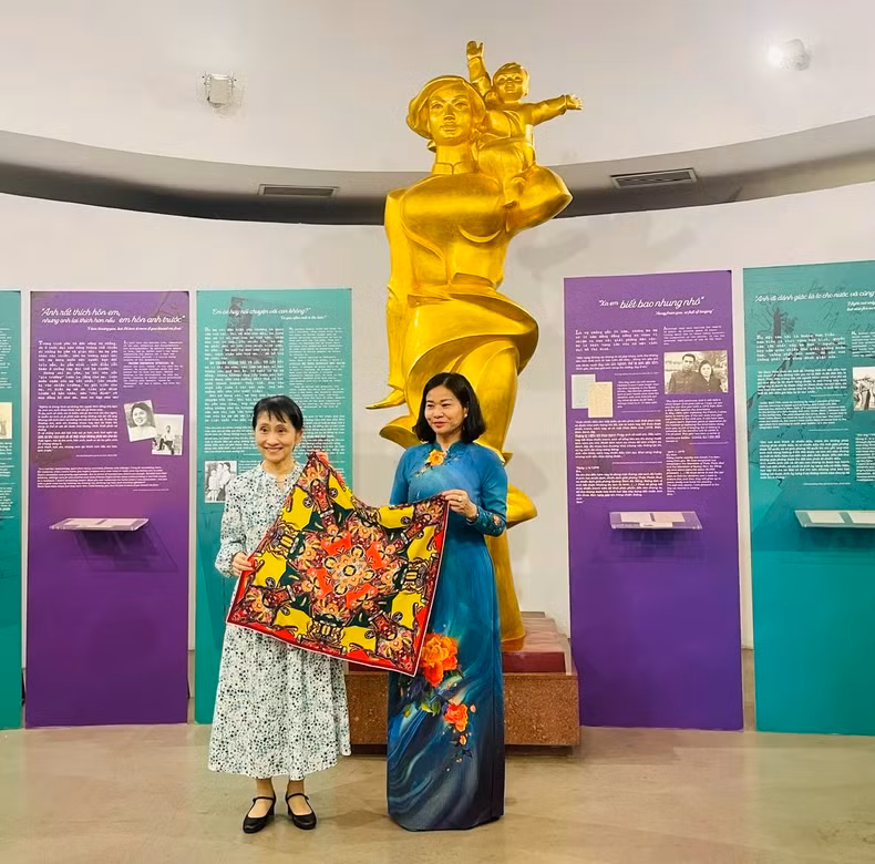 Ms. Nguyen Thi Tuyen, Member of the Party Central Committee and President of the Vietnam Women's Union, presented a souvenir to Mrs. Ishiba Yoshiko.
