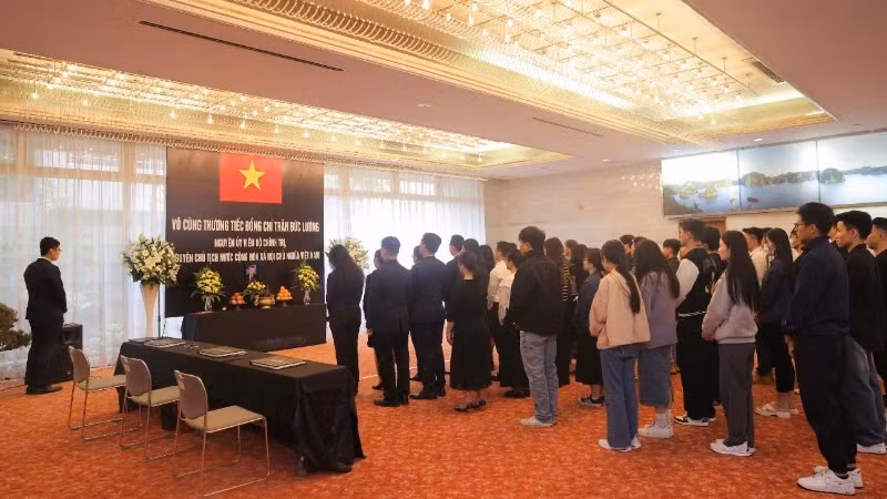 The Vietnamese community in the Kansai region (Japan) came to burn incense and write in the condolence book to commemorate former State President Tran Duc Luong. (Photo: nhandan.vn)