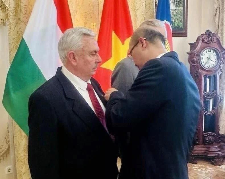 Vietnamese Ambassador to Hungary Bui Le Thai presents the Friendship Order to Chairman Botz László and Permanent Vice Chairman Váraljai Márton of the Hungary-Vietnam Friendship Association. (Photo: VNA)