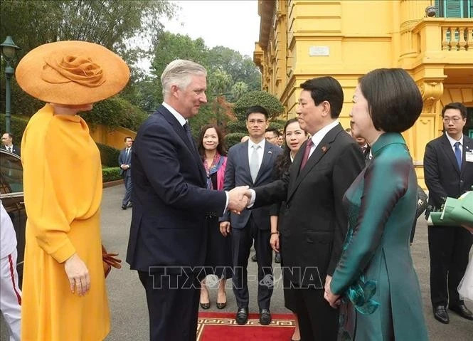 State President Luong Cuong and his spouse greet King Philippe and Queen Mathilde of Belgium at the welcome ceremony in Hanoi on April 1. (Photo: VNA)