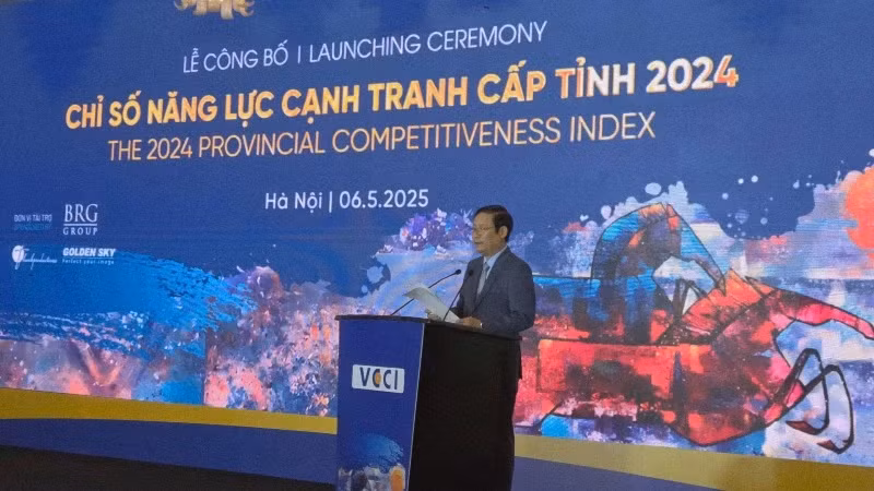 VCCI Chairman Pham Tan Cong speaking at the ceremony