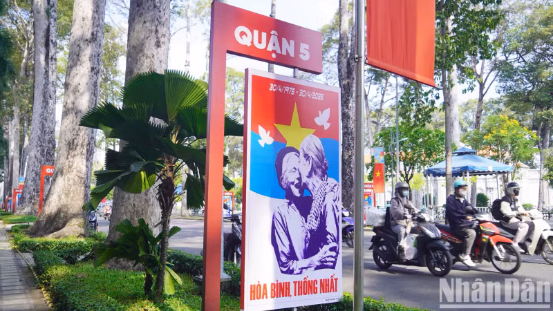 The flag street is not only beautiful but also a way to educate patriotism for the younger generation in protecting and developing the country.