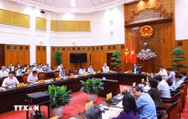 Prime Minister Pham Minh Chinh chairs meeting between standing Cabinet members and ministries, sectors, and agencies regarding decentralisation, delegation of authority, and delineation of powers associated with the implementation of the two-level local administration model. (Photo: VNA)